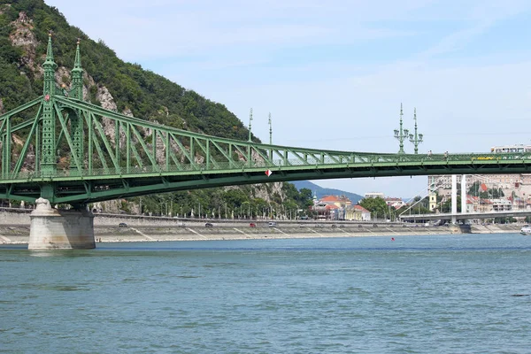 Liberty bron över Donau floden budapest — Stockfoto
