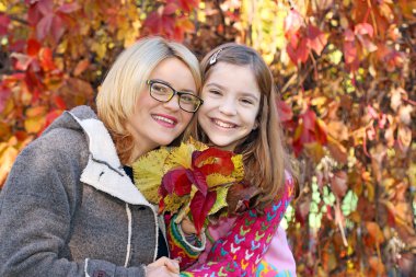 mutlu anne ve kızı Park sonbahar sezon