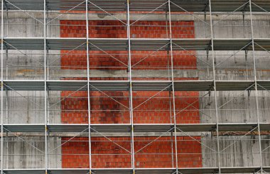 Şantiye iskele platformları ile yeni bina