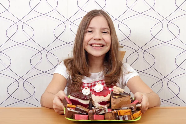 Niña feliz con pasteles dulces — Foto de Stock