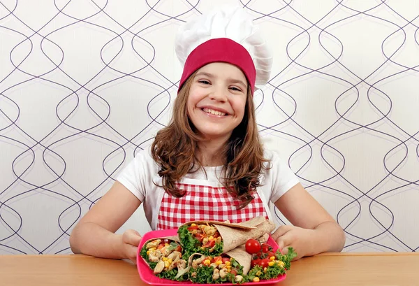 快乐的小女孩用板面卷饼做饭 — 图库照片