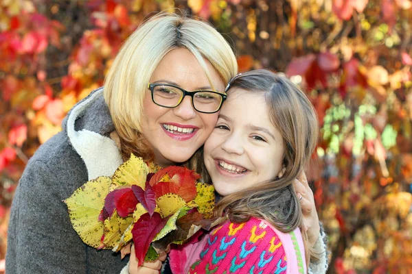 Mother and daughter in park autumn season — Stock Photo, Image