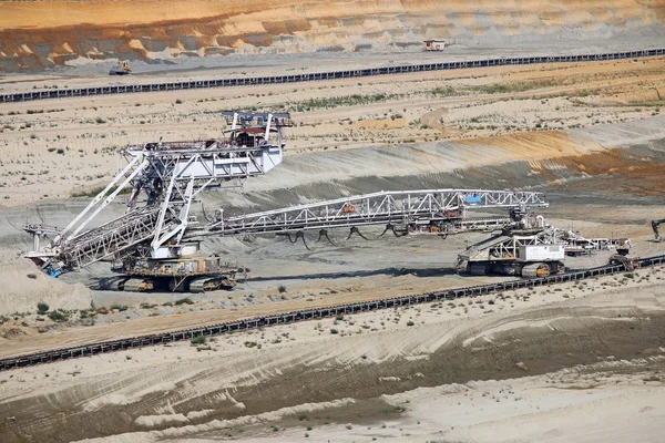 Giant excavator working on opet pit coal mine — Stock Photo, Image