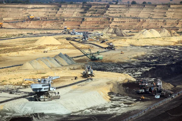 Excavadoras gigantes y maquinaria pesada trabajando en opet pit coal mi — Foto de Stock