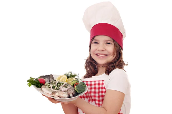 Boldog kislány főzni, pisztráng hal — Stock Fotó