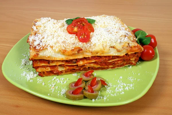 Вкусное итальянское лазанье на тарелке — стоковое фото