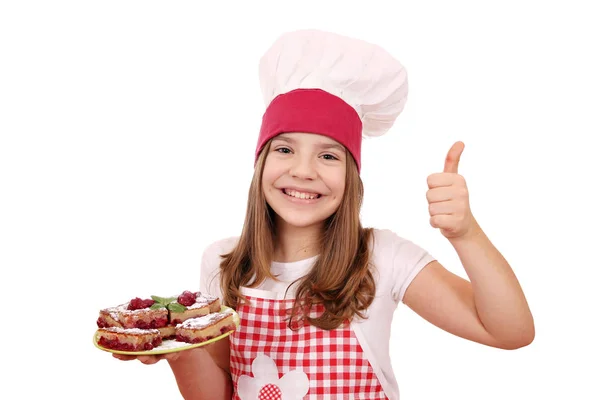 Happy little girl cook with homemade pie and thumb up — Stock Photo, Image