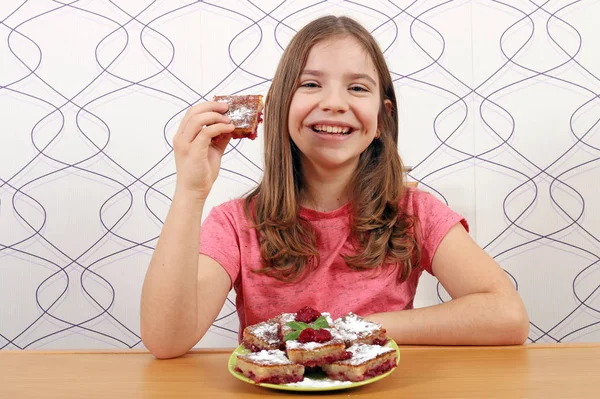 Menina feliz segurando bolo caseiro — Fotografia de Stock