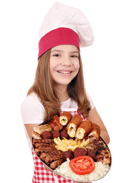 Щаслива маленька дівчинка готує з м'ясом на тарілці — стокове фото