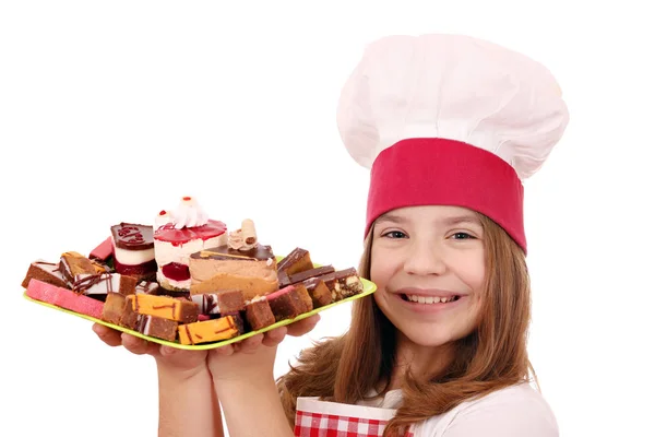 Mutlu küçük kız pişirmek plaka üzerinde tatlı kek ile — Stok fotoğraf