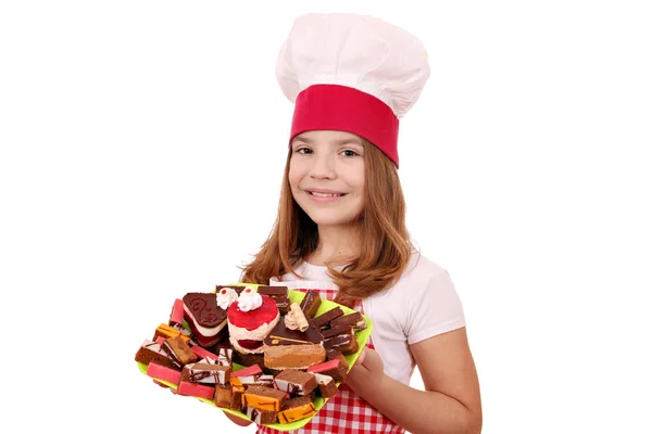 Liten flicka kock med söta bakverk — Stockfoto