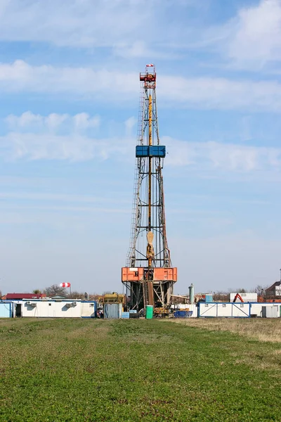 Land oil drilling rig on field — Stock Photo, Image