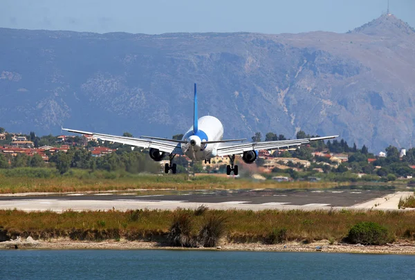 Passagier vliegtuig landing op de luchthaven van Corfu — Stockfoto