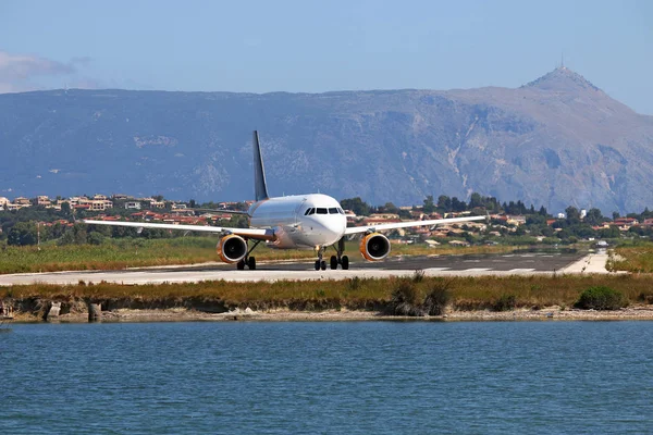 Passagier vliegtuig op de luchthaven van Corfu Griekenland — Stockfoto