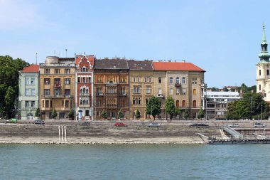 Danube nehir Budapeşte üzerinde eski binalar