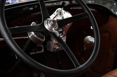 Oldtimer araba direksiyon portre