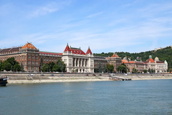 Παλιά κτήρια στην όχθη του ποταμού Δούναβη Βουδαπέστη Ουγγαρία — Φωτογραφία Αρχείου