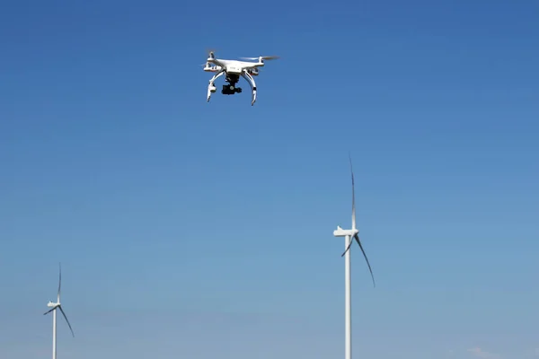 Drone πετάει πάνω από ανεμογεννήτριες — Φωτογραφία Αρχείου