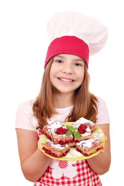 Felice cuoca bambina con torta di ciliegie — Foto Stock