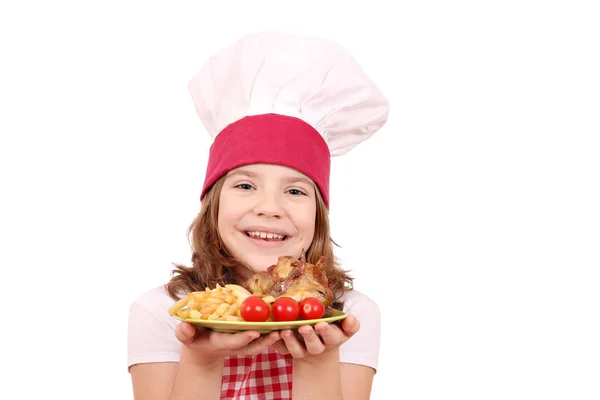 Gelukkig klein meisje kok met gebraden kip vleugels franch frietjes een — Stockfoto