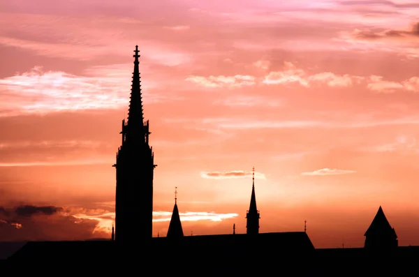 Zachód słońca Matthias Kościół sylwetka Budapeszt Węgry — Zdjęcie stockowe