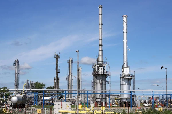 Refinaria de petróleo com trabalhadores indústria petroquímica — Fotografia de Stock