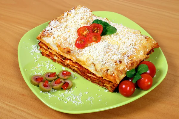 접시에 맛 있는 이탈리아 라자 냐 — 스톡 사진