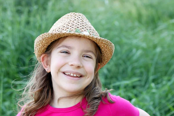 Gelukkig meisje met stro hoed portret — Stockfoto