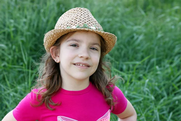 Hasır şapka portre ile küçük kız — Stok fotoğraf