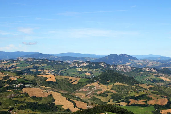 Heuvels en bergen San Marino Italië landschap — Stockfoto