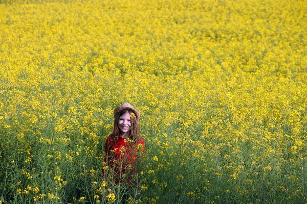 Feliz niña en el campo amarillo temporada de primavera — Foto de Stock