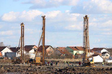 İnşaat alanında üç hidrolik Delme makineleri