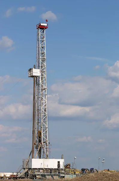 Olie drilling rig en mijnbouw apparatuur op olieveld — Stockfoto