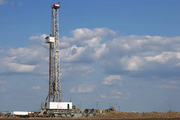 Plate-forme de forage pétrolier sur champ pétrolifère — Photo