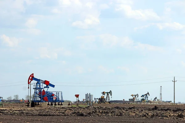 Pump jack on oilfield mining industry — Stock Photo, Image