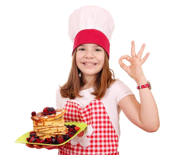 Menina feliz cozinhar com panquecas e ok sinal de mão — Fotografia de Stock