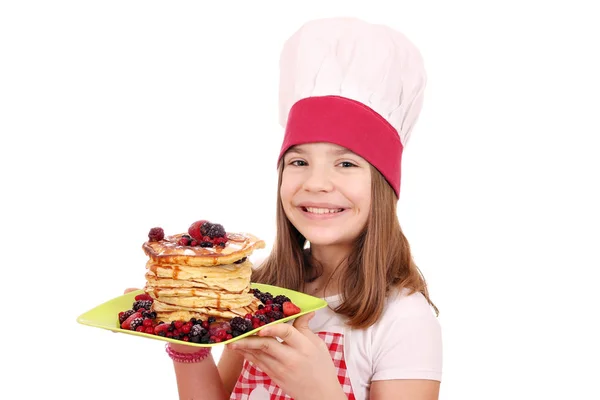 Menina feliz cozinhar com panquecas doces — Fotografia de Stock