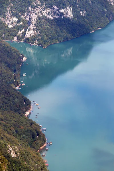 Casas e barcos no rio Tara montanha Sérvia — Fotografia de Stock