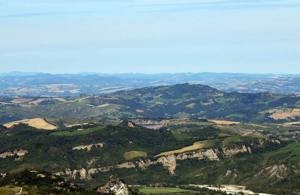 Kopce a hory San Marino Itálie krajina letní sezóny — Stock fotografie