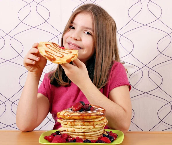 Dziewczynka głodny jeść słodkie panckaces — Zdjęcie stockowe
