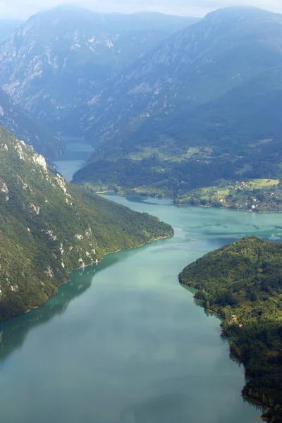 Hegyek és a river canyon tájkép — Stock Fotó