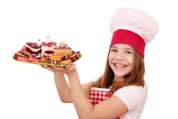 Ευτυχισμένη κοριτσάκι που μαγειρεύουν με τα γλυκά κέικ — Φωτογραφία Αρχείου