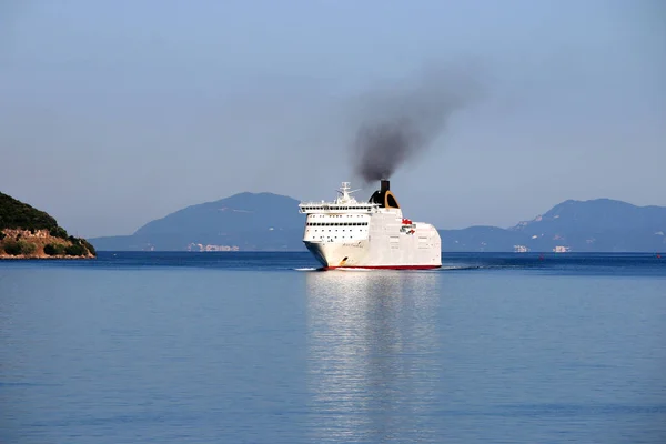 Nave da crociera vicino all'isola di Corfù Grecia — Foto Stock