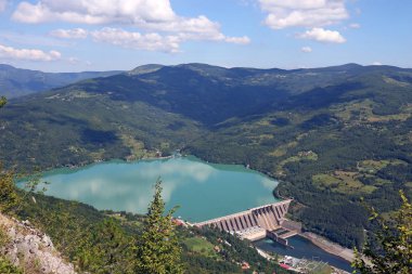 nehir manzara yaz sezonu üzerinde Hidroelektrik Santrali