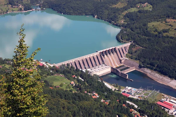 Vannkraftverk ved Drina-elva Serbia – stockfoto