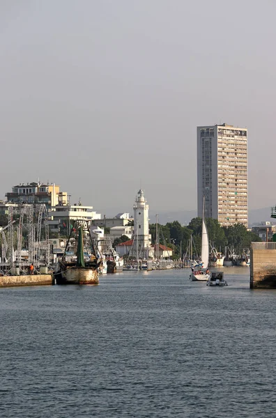 Faro e barche Rimini porto Italia — Foto Stock