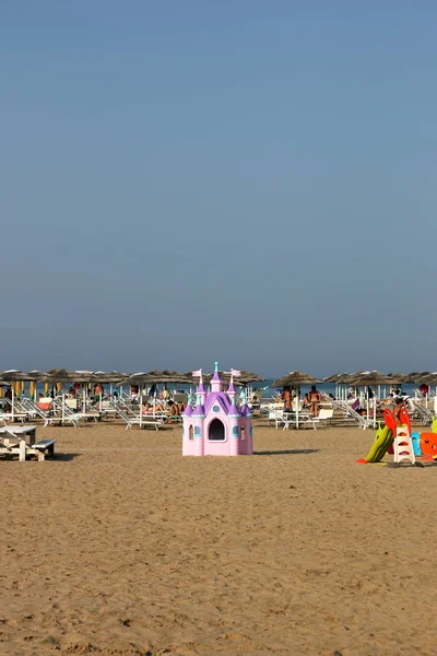 Różowy zamek na plaży w Rimini, Włochy — Zdjęcie stockowe