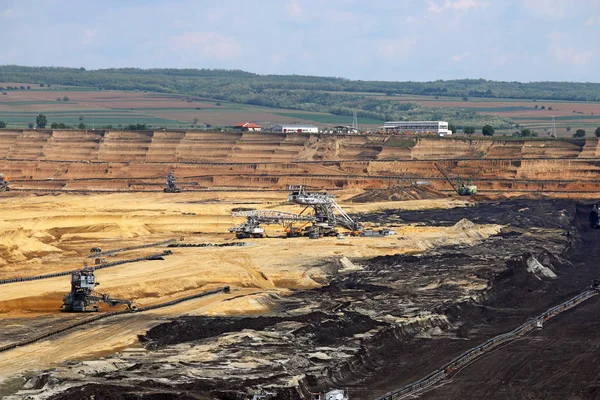 Uhelný důl s plovoucí rýpadla a stroje — Stock fotografie