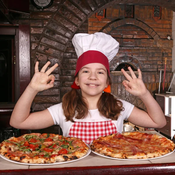 小女孩厨师用比萨饼和 ok 手唱在比萨店 — 图库照片