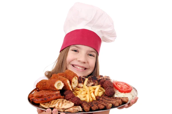 Küçük kız pişirmek plaka üzerinde ızgara et ile — Stok fotoğraf